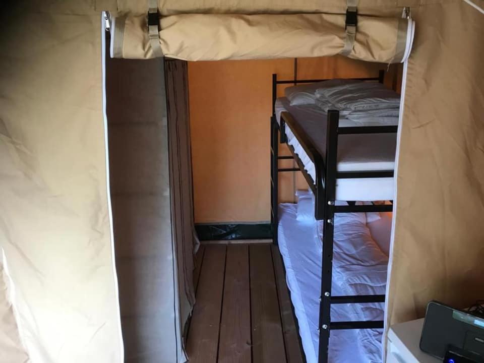 Safaritent vakantiepark de Bergen Wanroij Buitenkant foto