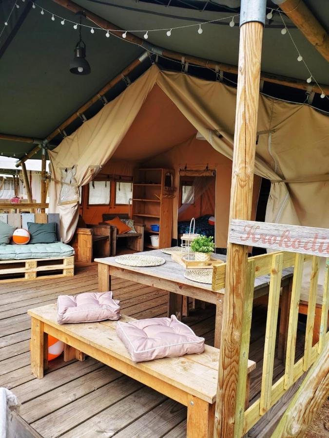 Safaritent vakantiepark de Bergen Wanroij Buitenkant foto