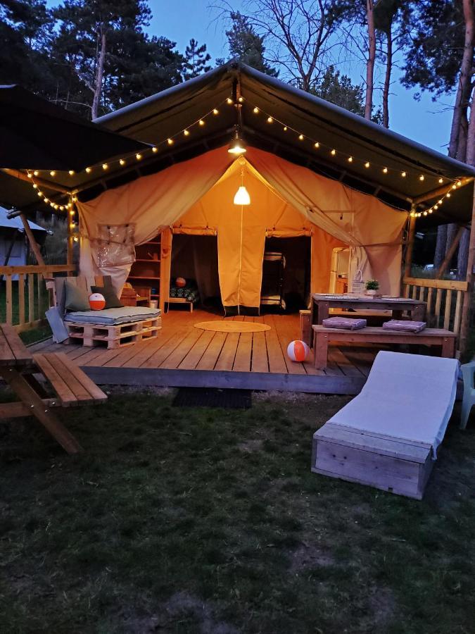 Safaritent vakantiepark de Bergen Wanroij Buitenkant foto